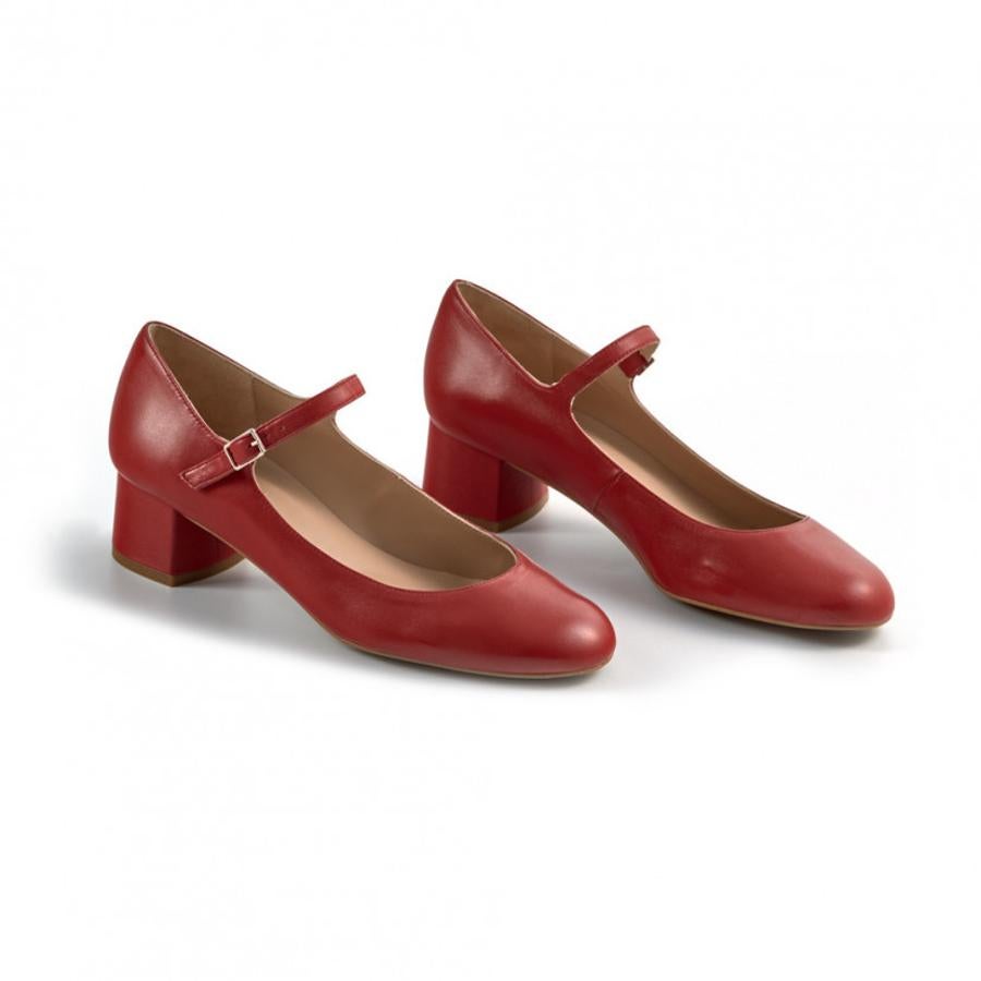 El zapato mercedita Charlotte de Monpiel está elaborado en una piel suave súper cómoda. Cuesta 89,90 euros y está disponible también en rosa nude y un champagne metalizado.