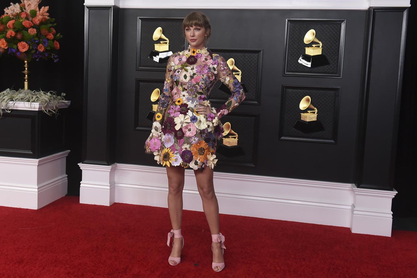 Taylor Swift, con mini vestido de flores en 3d de Oscar de la Renta.
