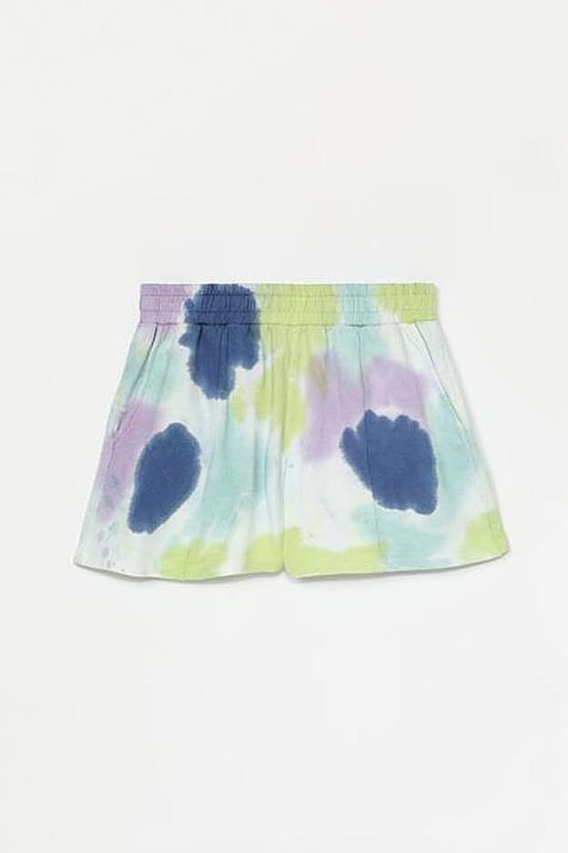 Con la subida de temperaturas propia de la primavera, es momento de empezar a lucir piernas. Y qué mejor manera de hacerlo que con un short tan favorecedor como este.