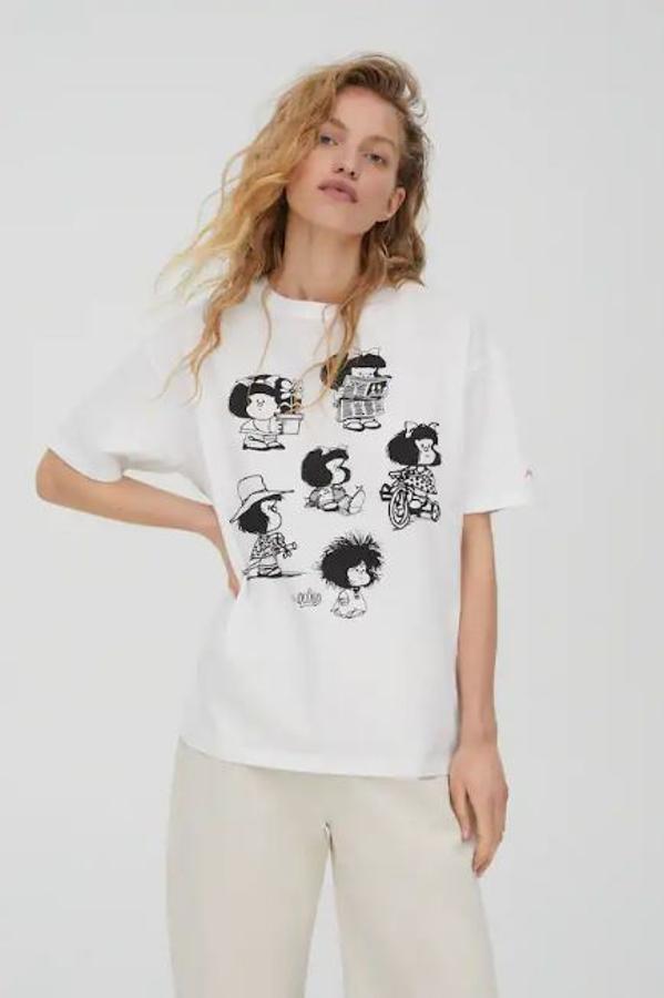 Camiseta de manga corta blanca con dibujos negros y el texto en la espalda de "A final de cuentas la mejor edad de la vida es estar vivos" (15,99 euros).