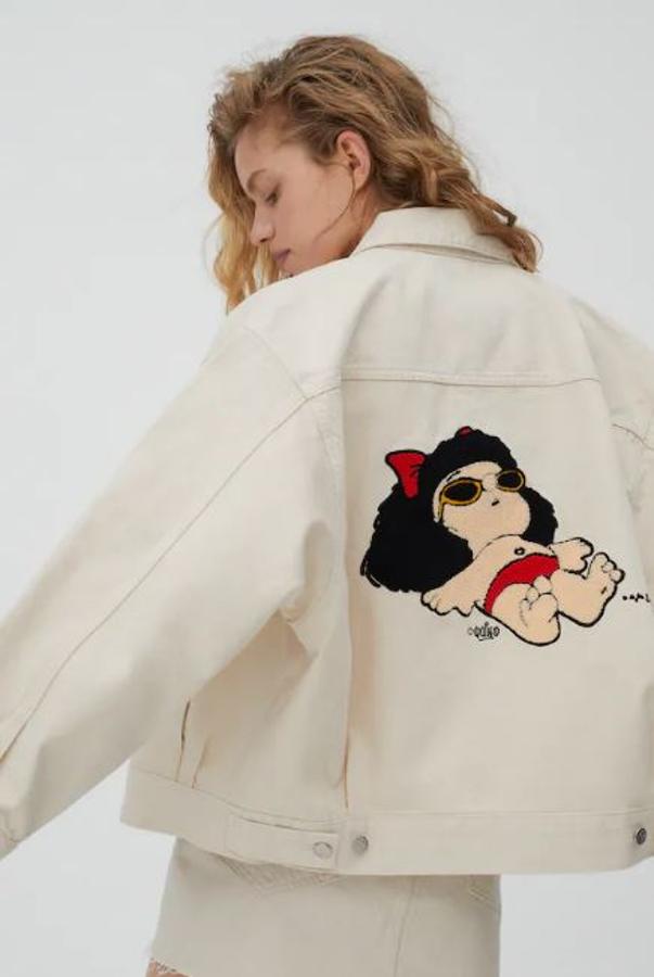 Cazadora vaquera en colo beige con dibujo a la espalda (35,99 euros).