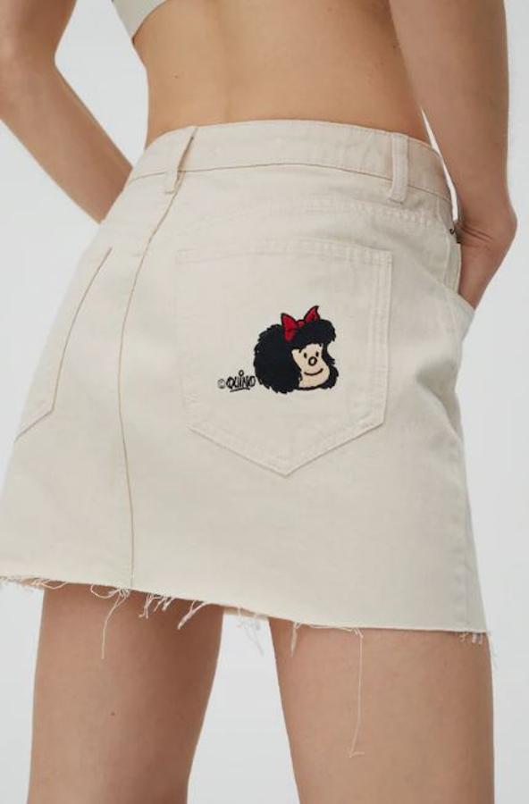 Minifalda vaquera en color beige con dibujo en el bolsillo (22,99 euros).