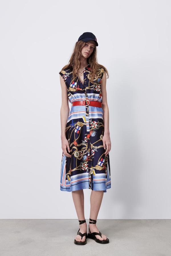 Vestido camisero de manga corta con estampado de cadenas, de Zara (39,95 €).