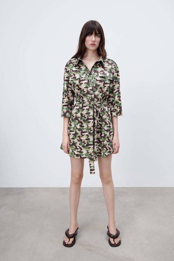 Vestido camisero mini con estampado de camuflaje, de Zara (29,95 €).