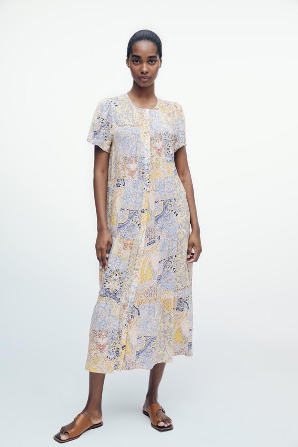 Vestido midi de manga corta con estampado multicolor, de Zara (39,95 €).