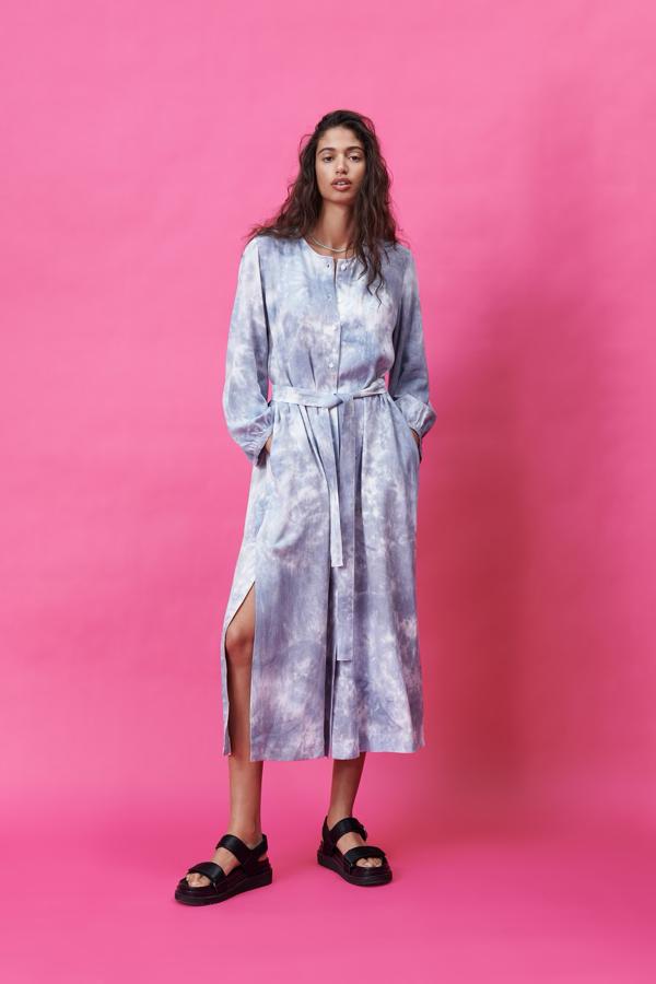 Vestido midi camisero con estampado tie-dye, de Zara (39,95 €).