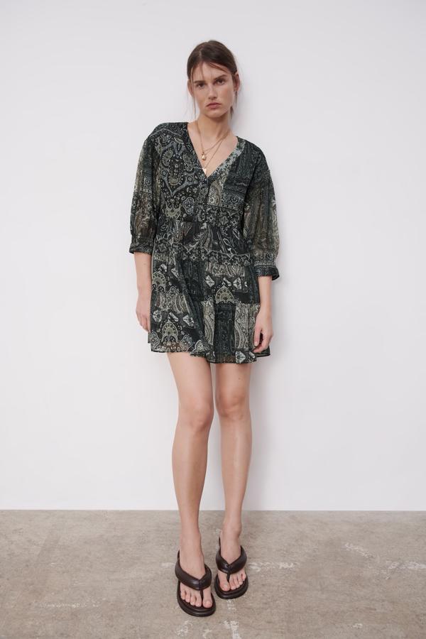 Vestido de gasa con volante y estampado de paisley, de Zara (29,95 €).