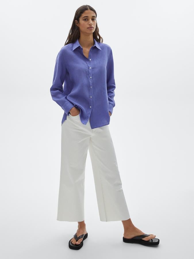 Confeccionada con lino europeo de cultivos sostenibles, esta camisa que podemos encontrar en lavanda, mostaza blanca y verde laurel tiene cierre frontal de botones, cuello clásico y puños abotonados redondeados. Cuesta 39,95 euros y está disponible entre las tallas 34 y 44.