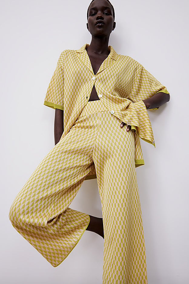 Conjunto amarillo de punto, con un estampado setentero espectacular de Zara.