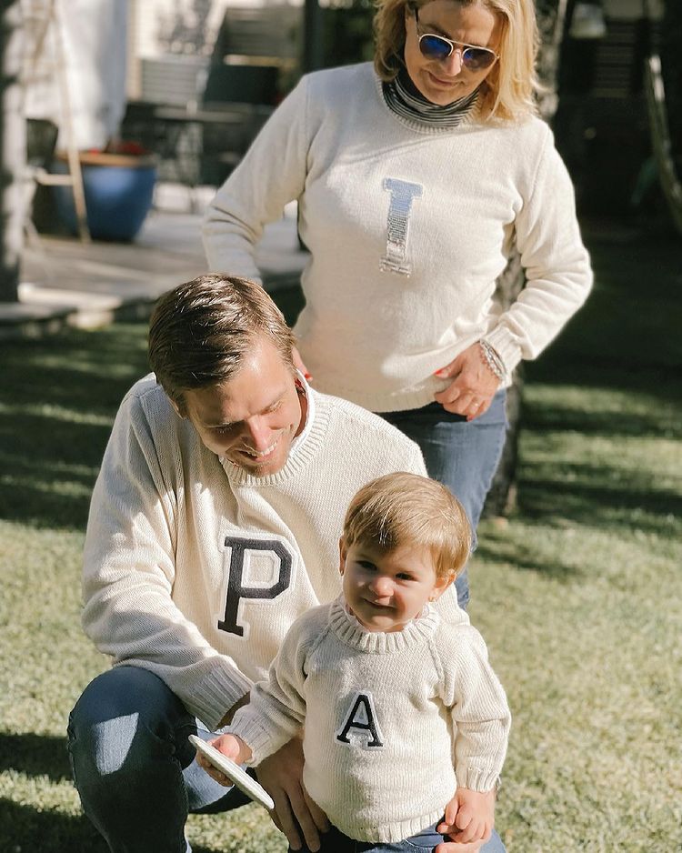 Un look 'a juego' padre-hijo o hija, con los  jerséis y sudaderas con inicales de Anitials  (55 euors).