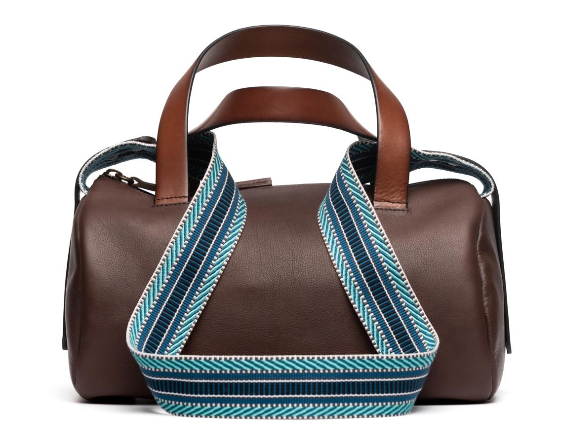 Una elegante bolsa de deporte, como esta de Mona Moon (195 euros).