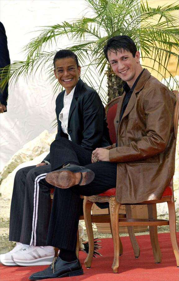 Estefanía de Mónaco se enamoró perdidamente de un acróbata de circo de origen español llamado Adans Peres. Una relación que acabó en una boda secreta en el 2003 pero con un matrimonio que solo duró un año y del que no hubo descendencia. Adams reconocía más tarde que habia sido una relación pasional de joven.