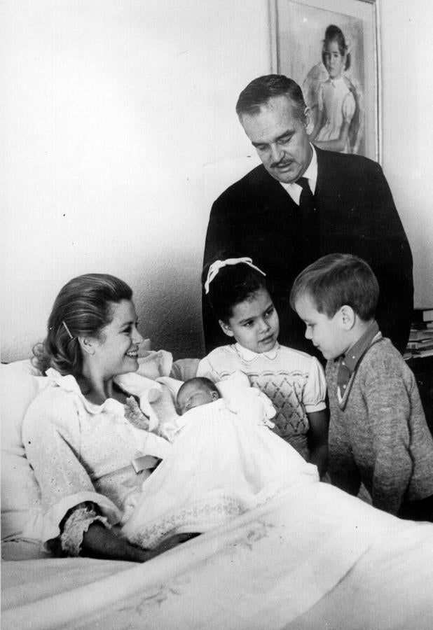 La princesa Estefanía de Mónaco nacía el 1 de febrero de 1965. Era la tercera hija del príncipe Raniero y Grace Kelly, quien desde los dos años la definía como su “niña salvaje”, por el carácter rebelde, independiente y testarudo que demostró desde sus primeros meses y que le acompaña aún hoy.