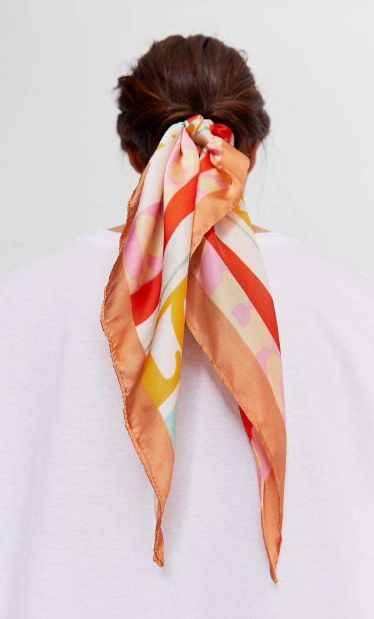 Otra coleta original más fácil y rápida es esta opción. Solo tendrás que recoger tu melena en una coleta baja y meterla por dentro dando una vuelta de 360º. El resultado adórnalo con un pañuelo y triunfarás.