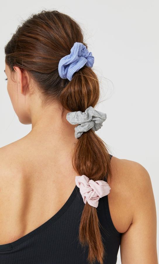 Solo necesitas ter coleteros para conseguir este peinado facilísimo pero muy vistoso. ¡Nos encanta!