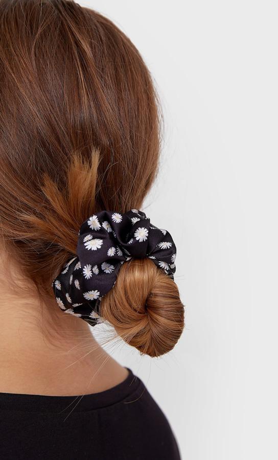 El moño bajo nunca falla y eres muy fan de él, recuerda que puedes añadir uno de estos coleteros fruncidos para darle un toque diferente.