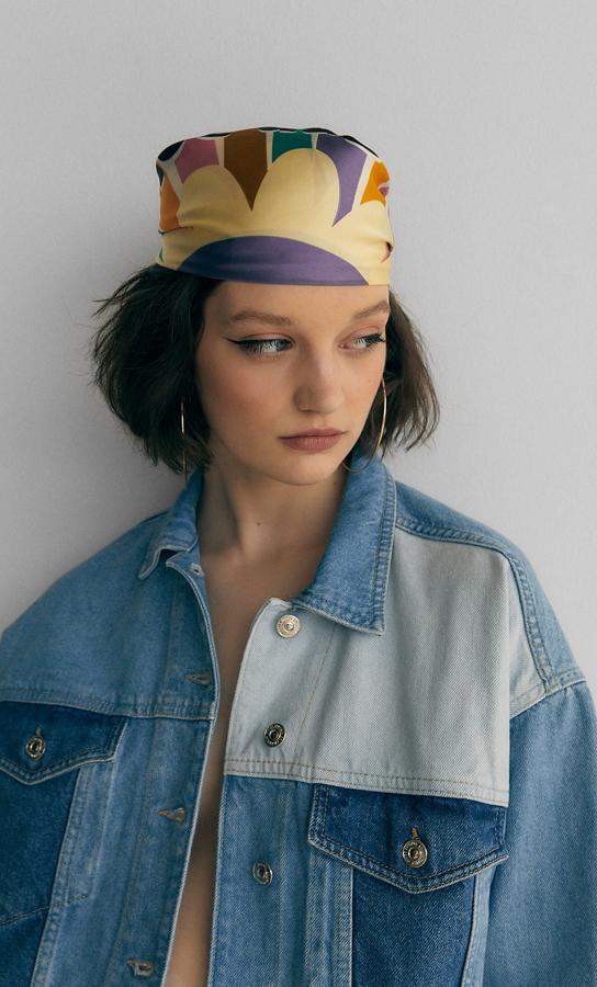 Hazte con una de las bandanas tan coloridas y originales que hay en Stradivarius, colócala en la parte superior de la cabeza a modo pirata y... ¡Lista!