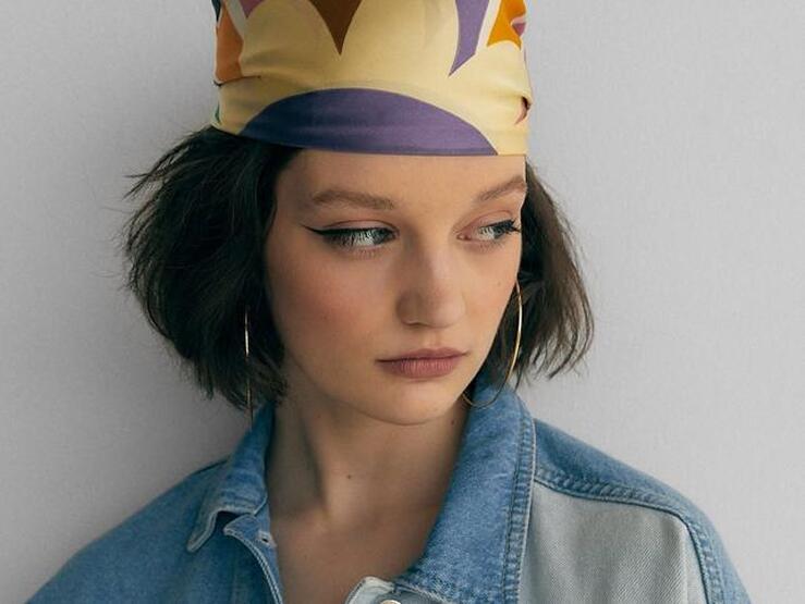 Fotos: 10 peinados cómodos y muy fáciles de hacer con coleteros y pañuelos que las famosas e influencers van a llevar en primavera