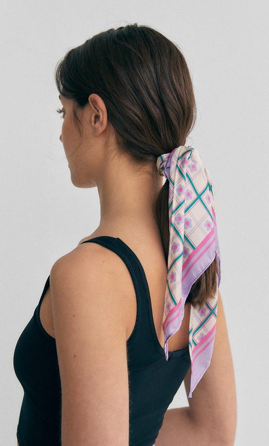 ¿Otra opción para usar tu pañuelo favorito? Añádelo como coletero de una coleta baja. ¡Queda ideal!