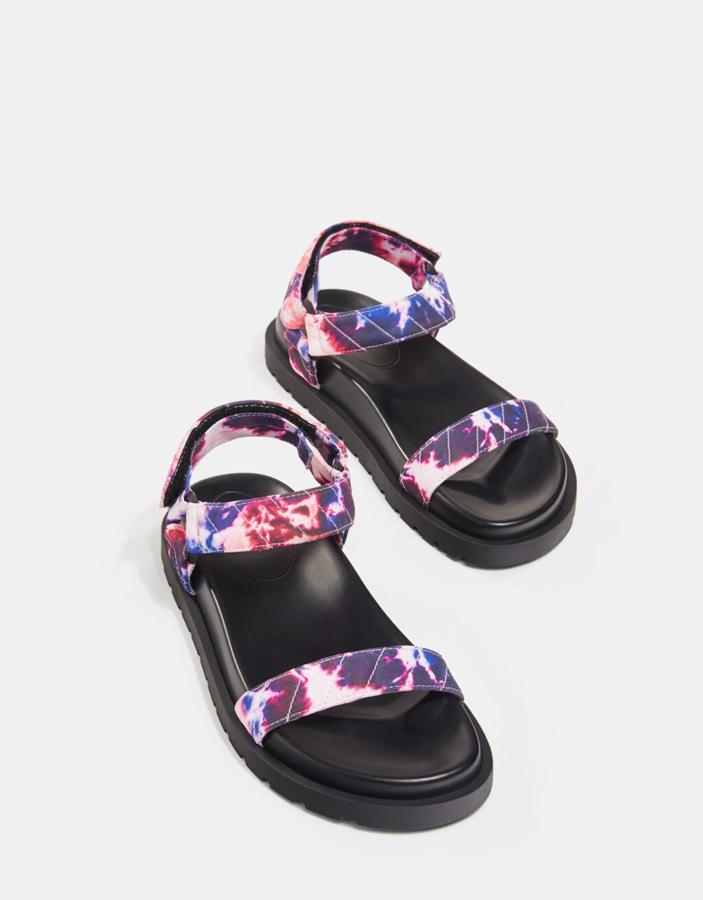 Con tiras acolchadas de tie-dye, de Bershka (25,99 euros).