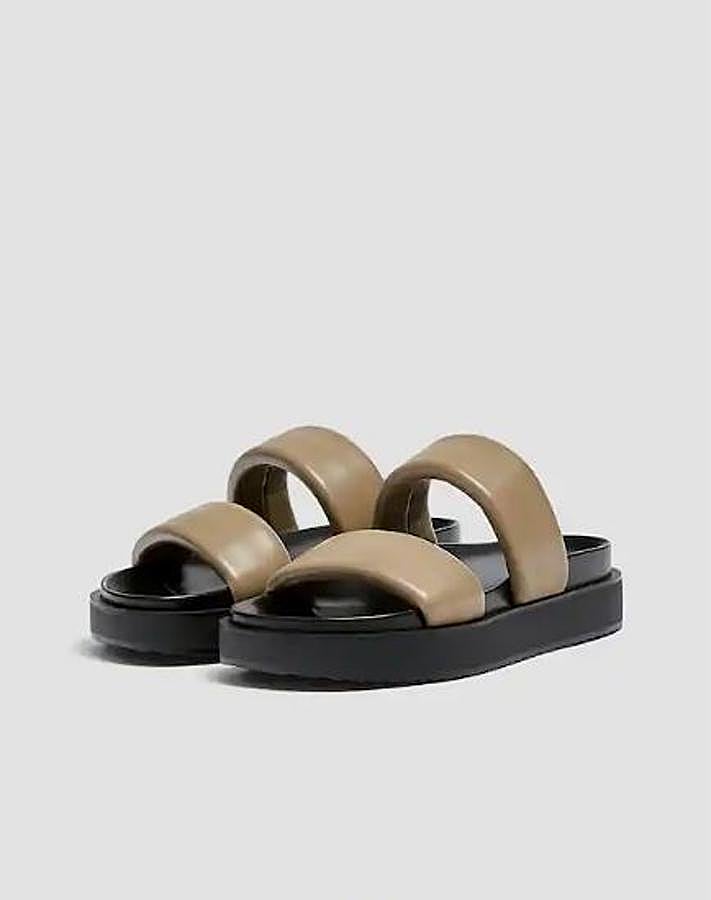 Con plataforma y tiras acolchadas en marrón, de Pull&Bear (25,99 euros).