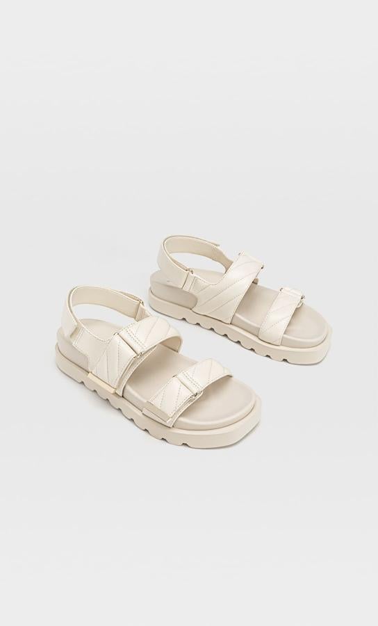 Tipo técnico, acolchadas y en color blanco, de Stradivarius (25,99 euros).