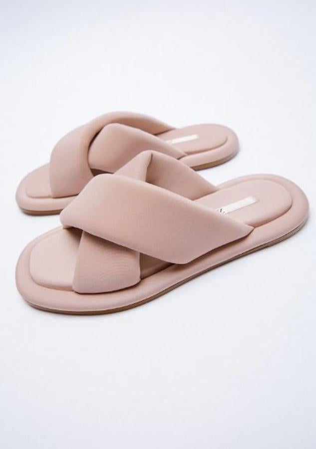 Con tiras cruzadas acolchadas en rosa empolvado, de Zara (29,95 euros).
