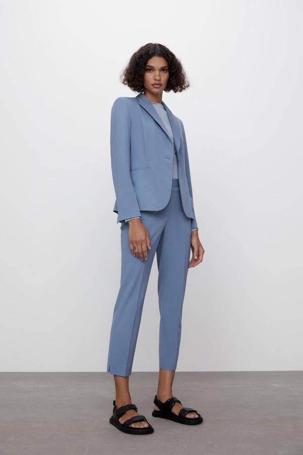 Blazer con solapa y cierre de un solo botón (29,95 €), y pantalones rectos (19,95 €), todo de Zara.