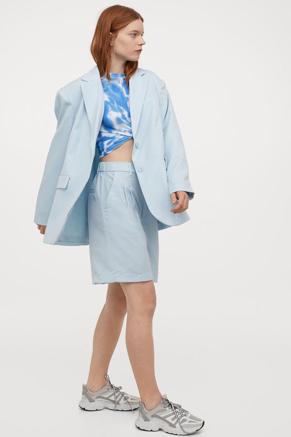 Americana de corte recto (39,99 €), y bermudas (19,99 €), todo de H&M.