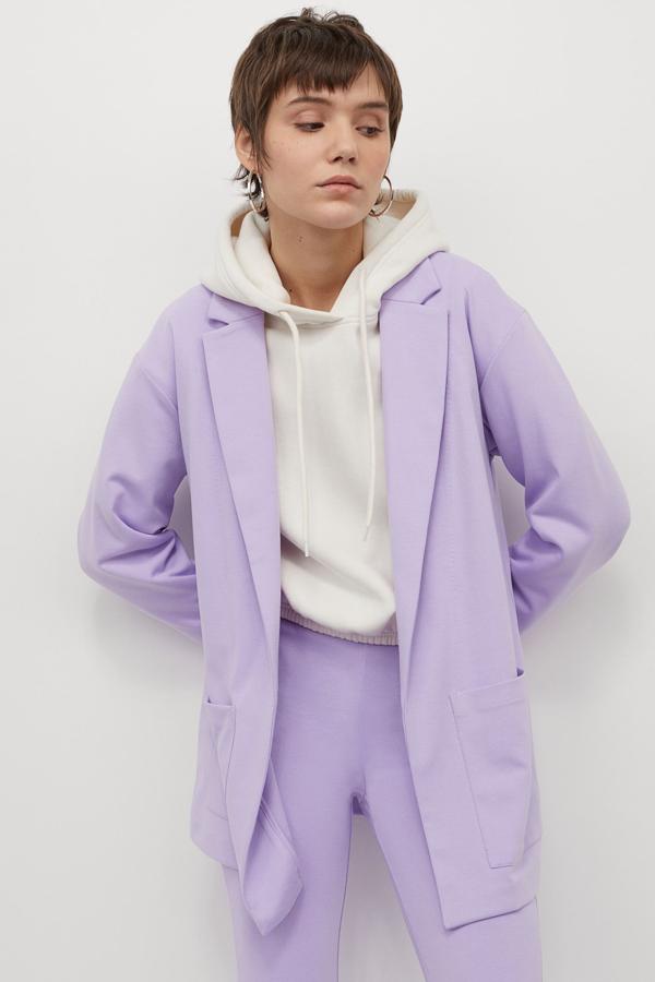 Americana de punto con bolsillos frontales (29,99 €), y pantalones ajustados acampanados (19,99 €), todo de H&M.