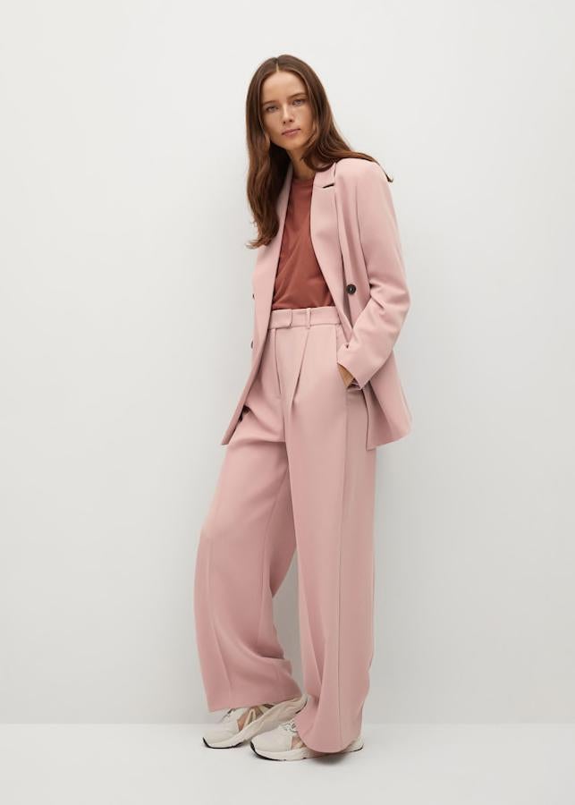 Blazer cruzada de doble botonadura (59,99 €), y pantalones anchos (39,99 €), todo de Mango.