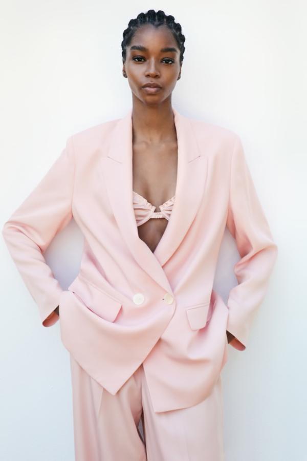 Americana cruzada de doble botonadura (49,95 €), y pantalones anchos (29,95 €), todo de Zara.