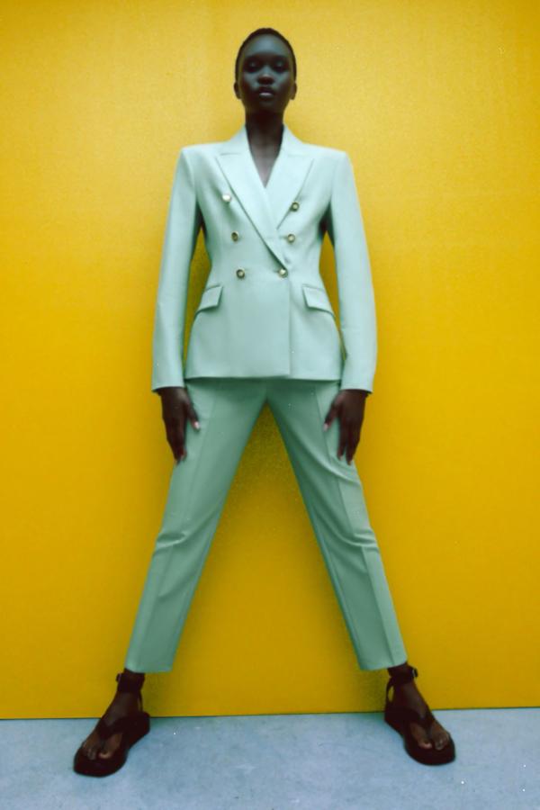 Americana cruzada de doble botonadura (49,95 €), y pantalones anchos (29,95 €), todo de Zara.