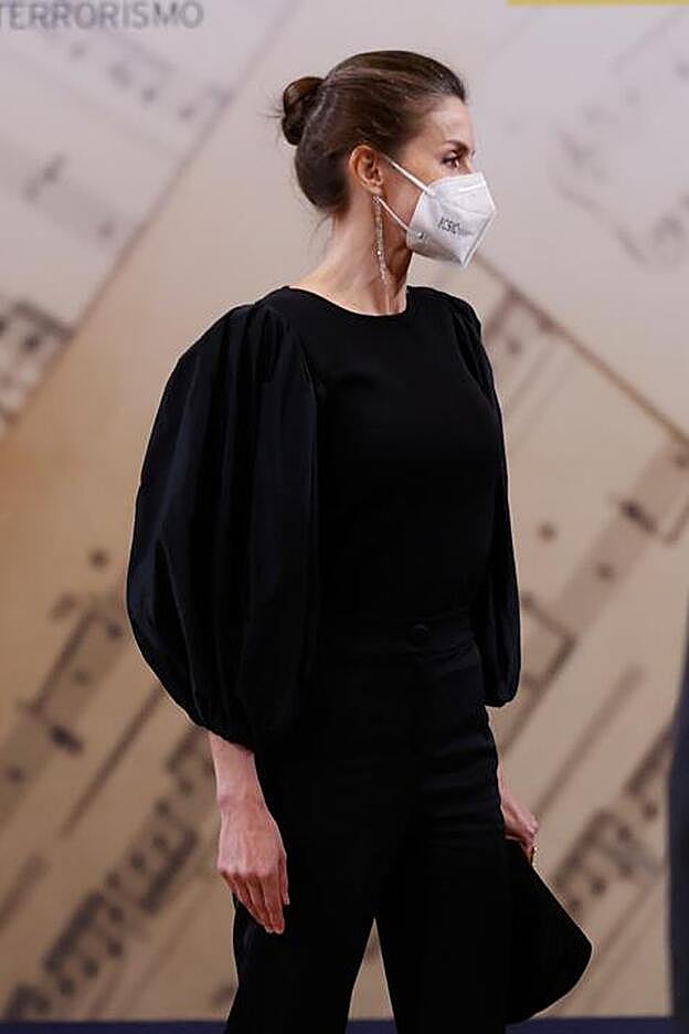 La Reina Letizia en el concierto 'In Memoriam' por las víctimas del terrorismo con un total look negro y un moño de bailarina muy relajado.