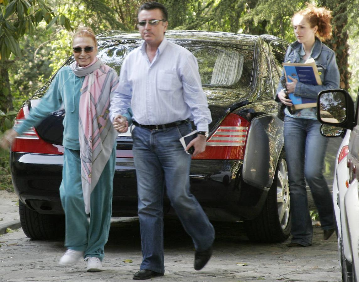 Un año y diez meses duró la lucha de Rocío Jurado contra el cáncer de páncreas. La cantante se enfrentó a dos operaciones y a un duro tratamiento en Houston. Finalmente regresaba a Madrid. Pocos días antes de fallecer esta era su última imágen acompañada por Ortega Cano y su hija a la llegada a su casa de la Moraleja.