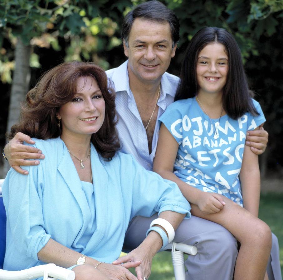 Rocío Carrasco fue conocida desde su nacimiento debido a la popularidad de sus padres, el campeón mundial de boxeo Pedro Carrasco y la cantante Rocío Jurado, quienes se separaron en 1989 cuando Rocío tenía 12 años.