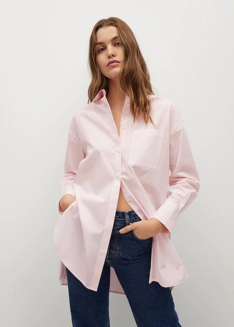 Camisa larga en tono rosa, ideal para llevar con vaqueros todos los días de la semana. (25,99 euros).