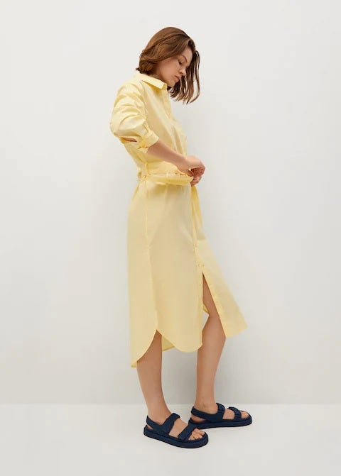 Vestido camisero de tejido popelín en amarillo pastel, uno de los colores tendencia de la temporada. En Mango por 29,99 euros.
