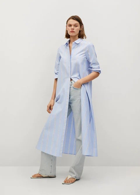 Vestido popelín estilo camisero con estampado de rayas. (39,99 euros).