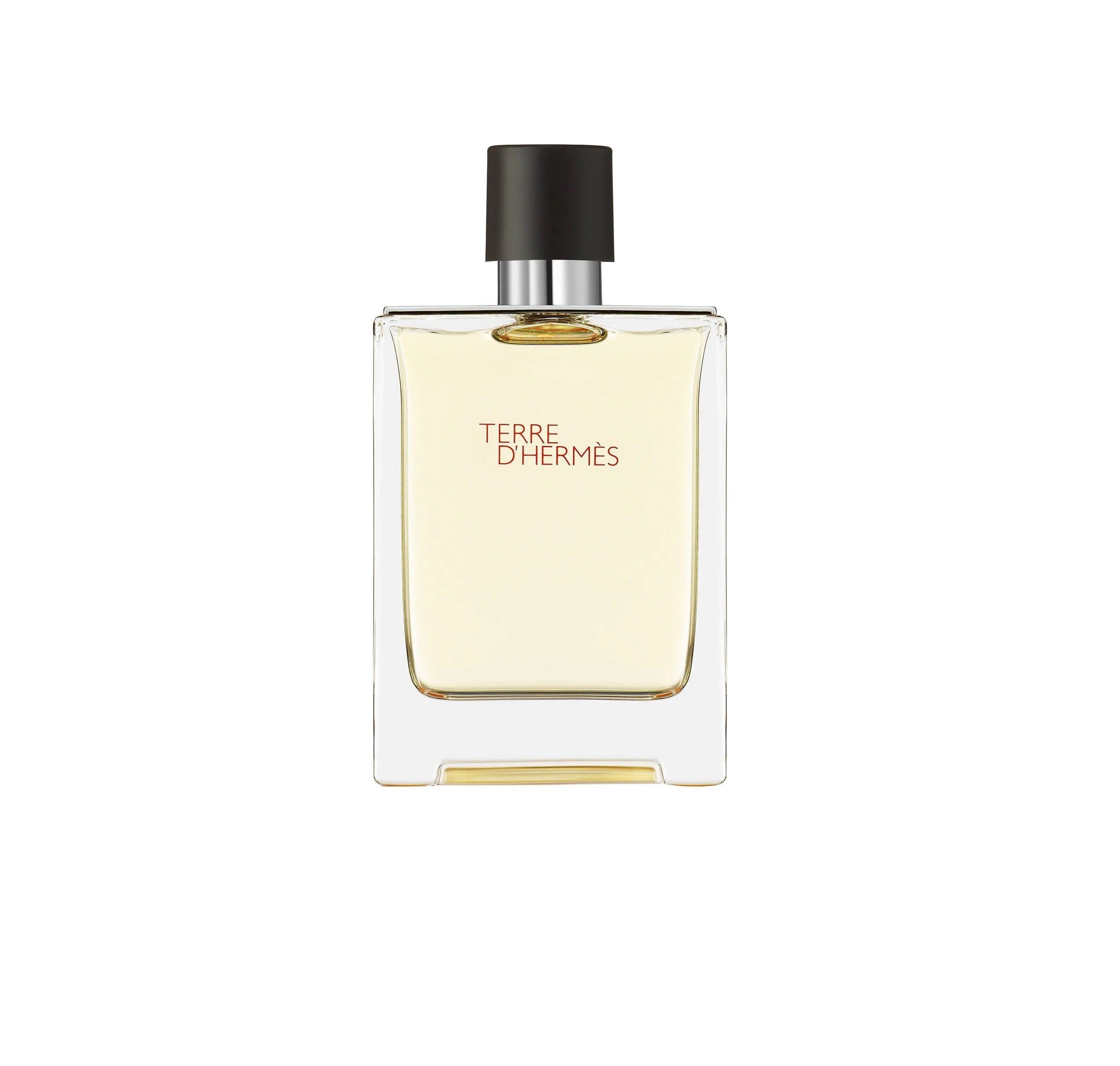 Terre d'Hermes es ya todo un clásico entre los perfumes masculinos. Se lanzó en 2006 y desde entonces sigue siendo un éxito. Es una fragancia de la familia olfativa amaderada especiada y en sus notas contienen ingredientes que son toda una metáfora hacia la tierra, la materia y las raíces. En su salida, naranja y pomelo, en su corazón, pimienta y pelargonio, y en su fondo, vetiver, cedro, pachulí y benjuí. (78,99 euros/100ml en Sephora).