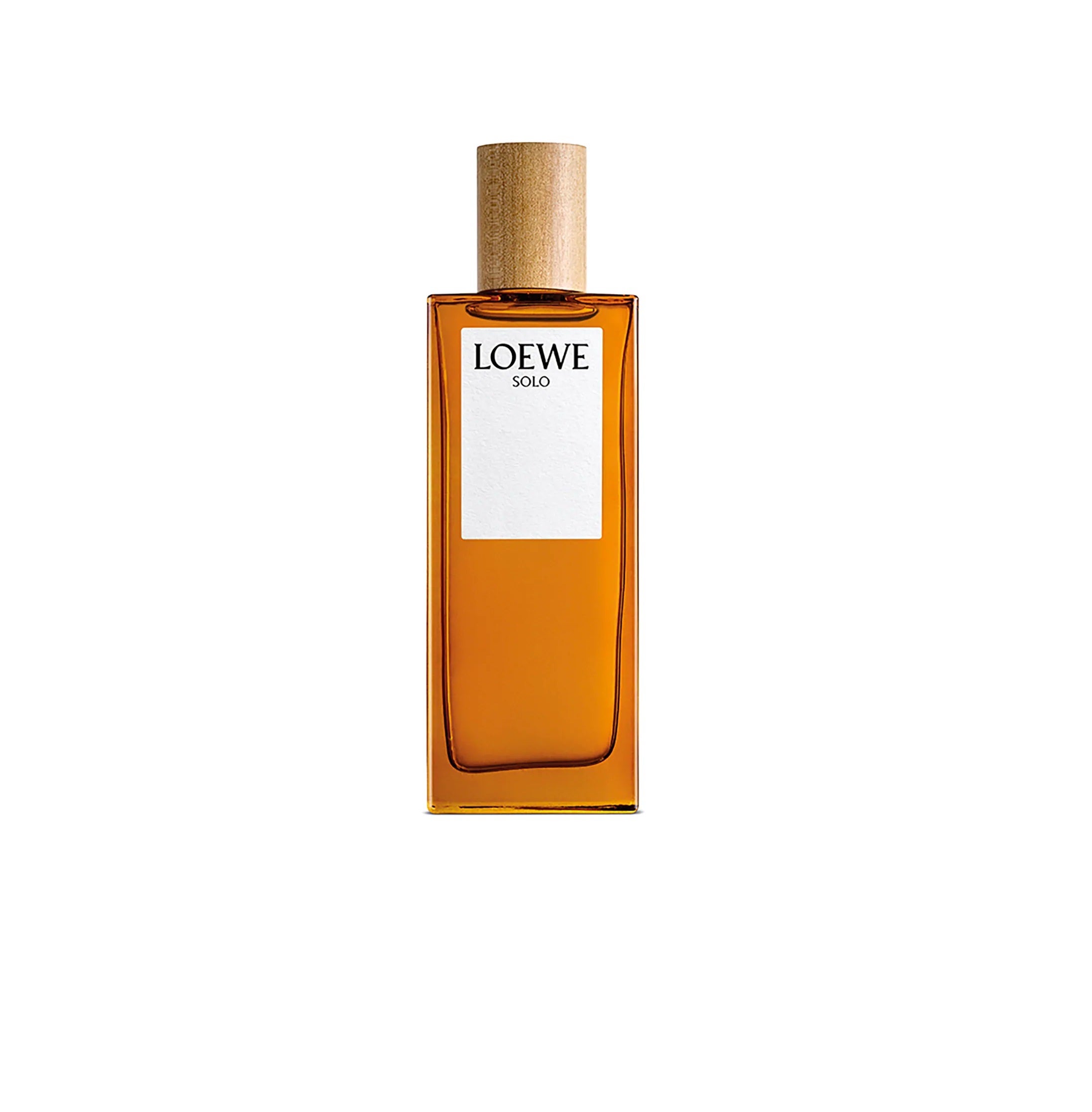 El clásico Solo de Loewe está inspirado en una cálida puesta de sol. Esta suave Eau de Toilette es una fragancia especiada con pimienta rosa, canela y nuez moscada junto con una base de notas amaderadas con ámbar, toques de vainilla, almizcle y musgo de roble. Un perfume masculino que le encantará. (71,99 euros/100ml en Sephora).