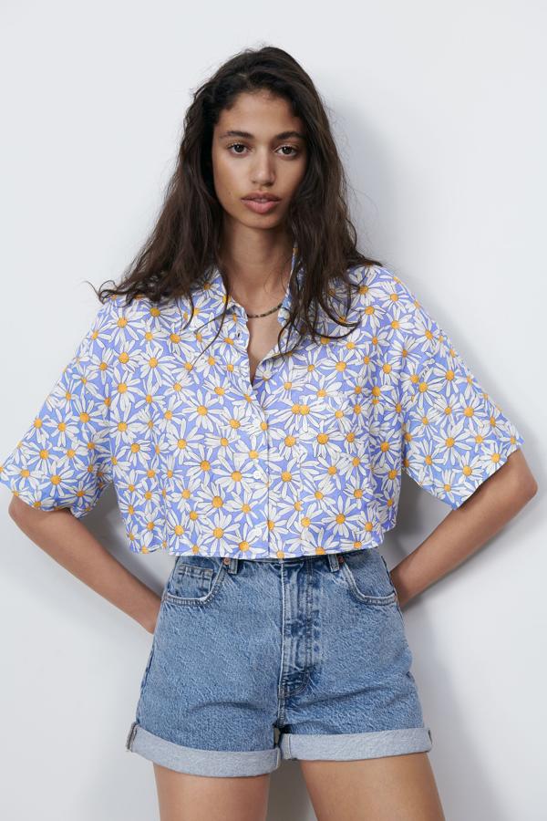 Blusa corta con estampado de margaritas de Zara (19,99 euros)