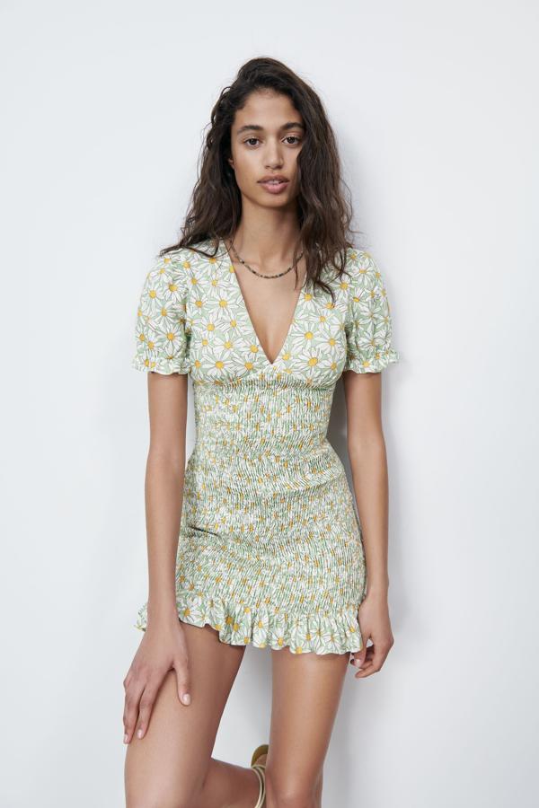 Mini vestido con nido de abeja y estampado de flores en verde y naranja de Zara (29,99 euros)