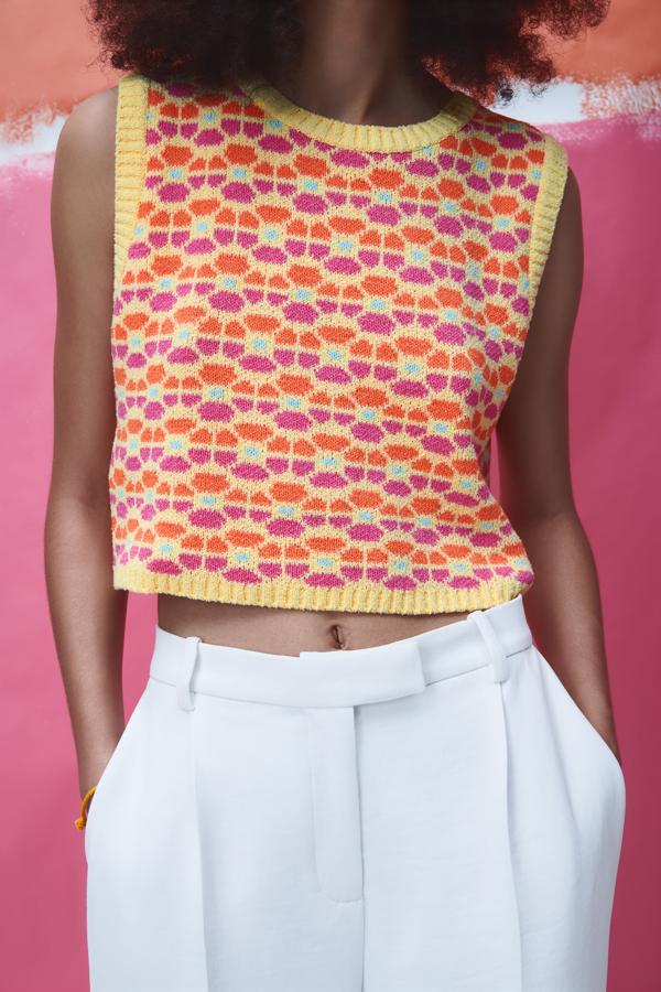 Top de punto con estampado "jacquard" en tonos amarillo, naranja y rosa de la nueva colección de primavera de Zara (15,99 euros)