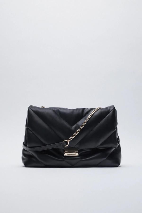 Bolso negro azolchado con caden plata de la nueva colección de rpimavera de Zara (29,99 euros)