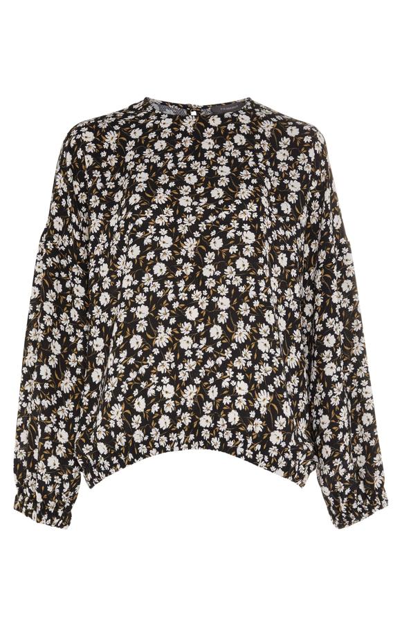 De manga larga y con elástico en el bajo y las mangas, esta camiseta con estampado tiene un precio de 13 euros.