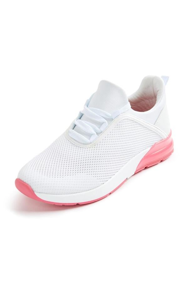 Disponible en blanca o en gris, estas deportivas blancas de punto con detalle en el talón tienen un precio de 18 euros.