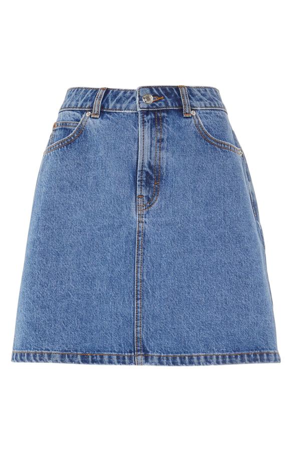 Esta falda vaquera corta de color azul básico y con corte evasé tiene un precio de 12 euros.