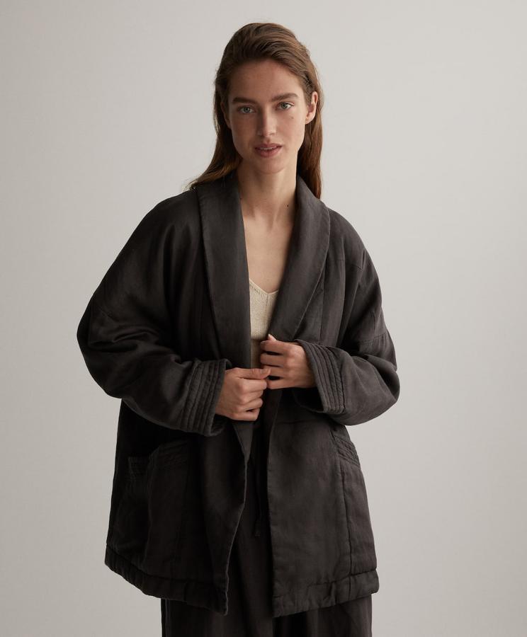 Chaqueta tipo kimono 100% lino de Oysho: 49,99 euros. Estructura oversize, detalle de bolsillos laterales, solapas y tono pizarra.