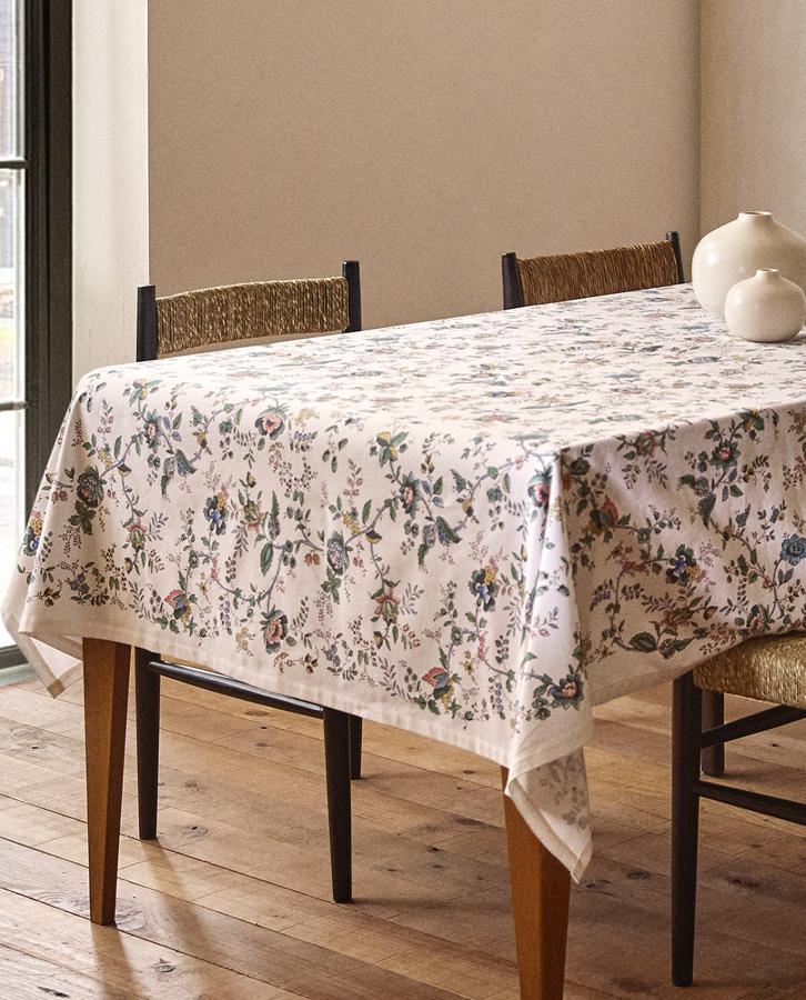 Con unas medidas de 150x250 centímetros, este mantel de algodón con estampado floral tiene un precio de 29,99 euros.